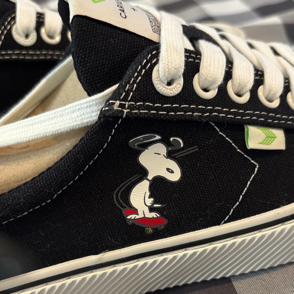 Cariuma and Peanuts Women’s Black and White Sneakers